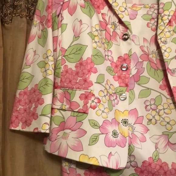 Beautiful TAHARI suit - Picture 3 of 8